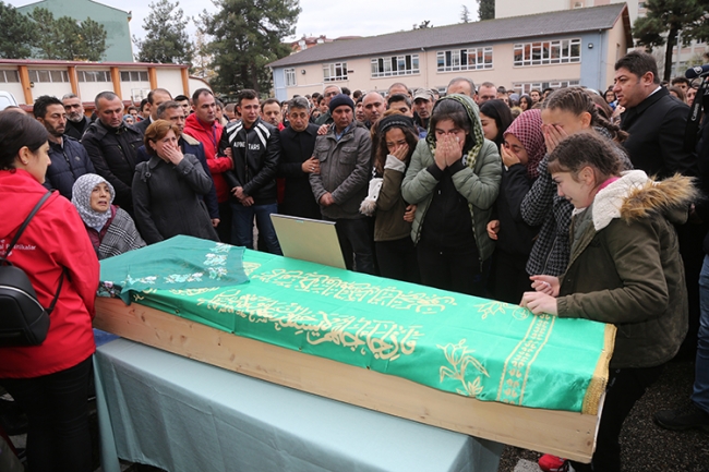 Trafik kazasında yaşamını yitiren hentbolcular için okullarında tören